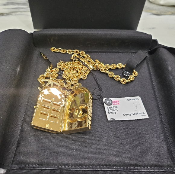 Chanel Gold 31 Rue Cambon Necklace - Picture 1 of 4